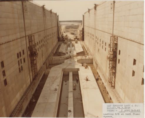 Archival photo of a lock chamber under construction.